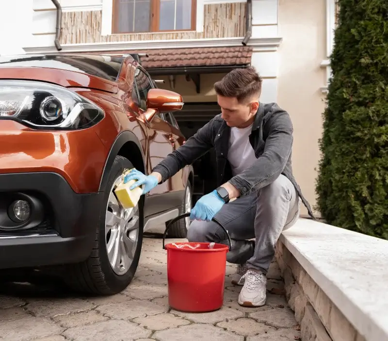 Lavage auto à domicile Villefranche-sur-Mer : professionnel intervenant sur un véhicule